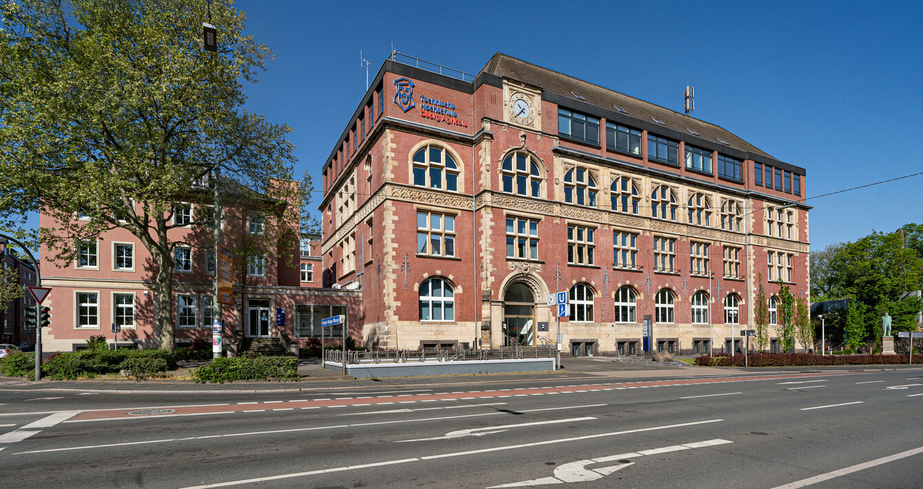 Das historische Hauptgebäude der Technischen Hochschule Georg Agricola von der Herner Straße aus 